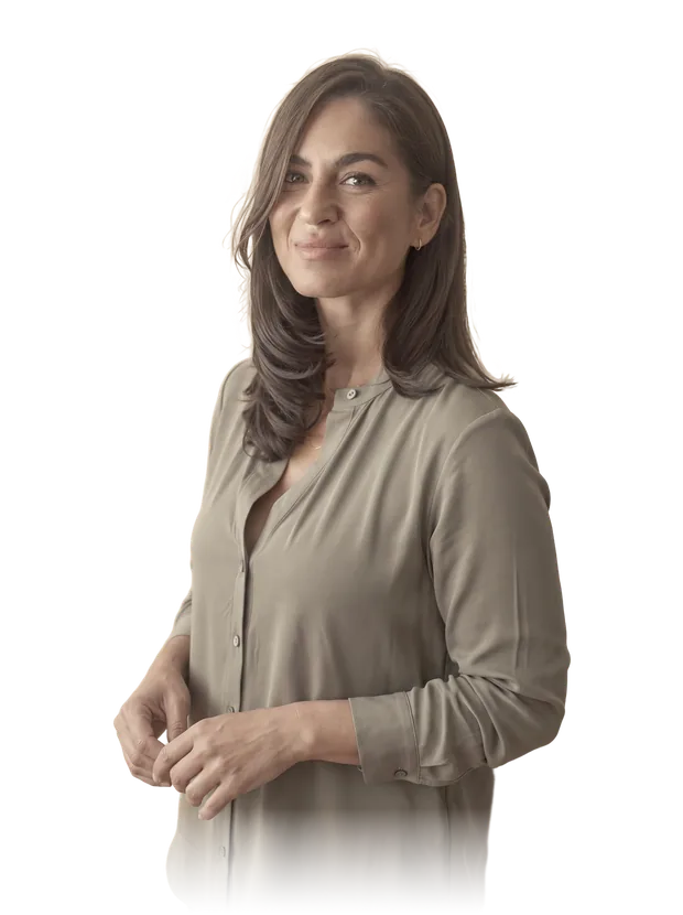 Empresária de blusa clara, sorrindo, sobre fundo claro